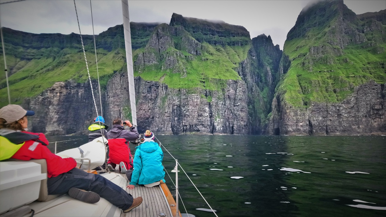 sailing Vestmanna birdcliffs Faroe islands