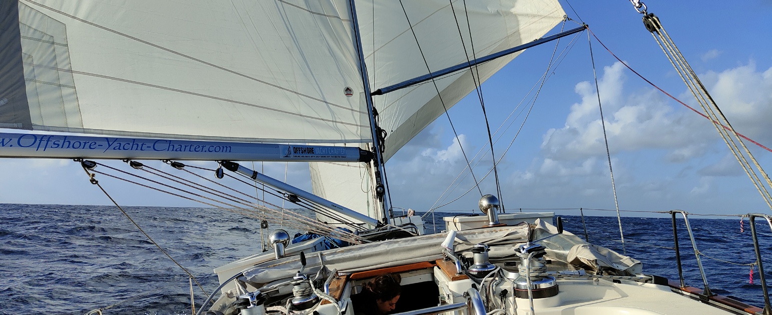 Voor de wind over de oceaan zeilen