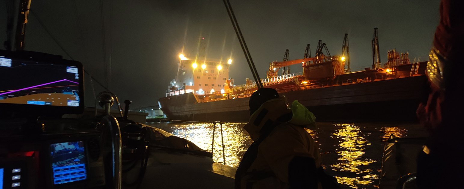 Aanloop Rotterdam Nieuwe Waterweg bij nacht