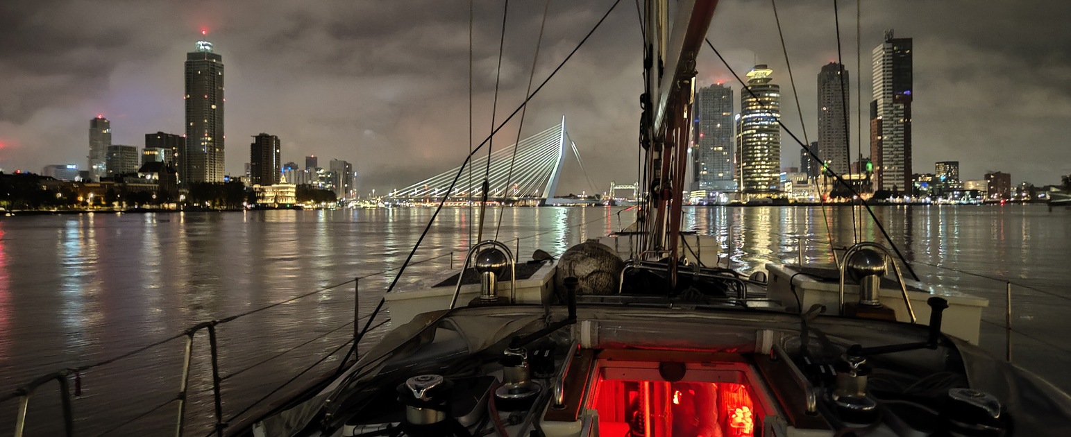 Rotterdam naar binnen varen in het donker