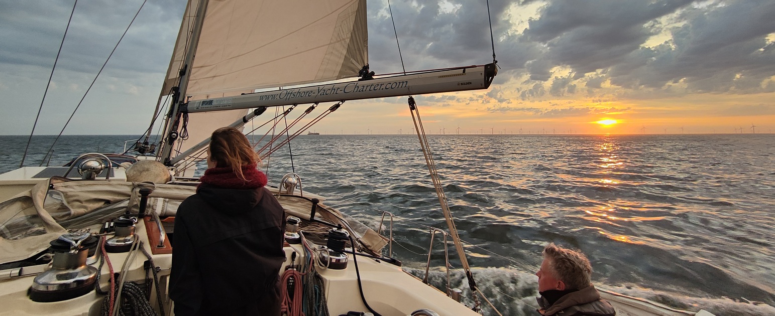 Zeilend langs de Windparken op de Noordzee